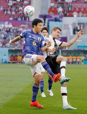 　前半、競り合う遠藤（左）＝共同