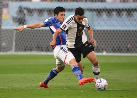 　必死に守る遠藤航（撮影・金田祐二）