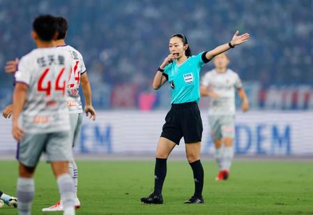 　サッカーＪ１でＦＣ東京－京都の主審を担当する山下良美さん＝９月