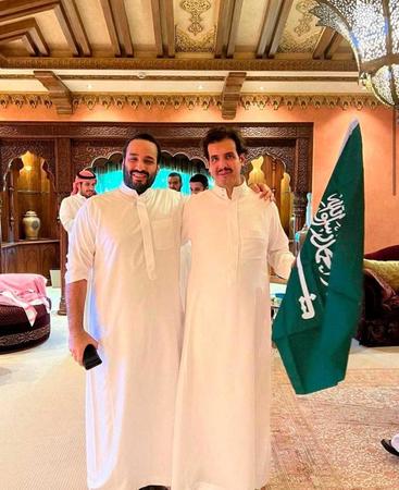　サッカー・ワールドカップでサウジアラビアの勝利を祝うムハンマド皇太子（左）ら（サウジ王室提供、ロイター＝共同）