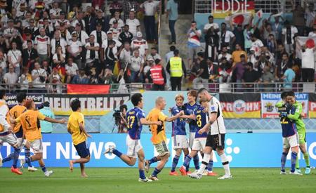 勝利に湧く日本＝ハリファ国際スタジアム（撮影・金田祐二）