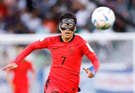 　前半、ボールを追う韓国の孫興民（共同）