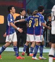 　後半、同点ゴールの堂安律を迎える森保一監督（撮影・金田祐二）