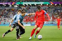 　後半、攻め込む韓国の孫興民（右）＝共同