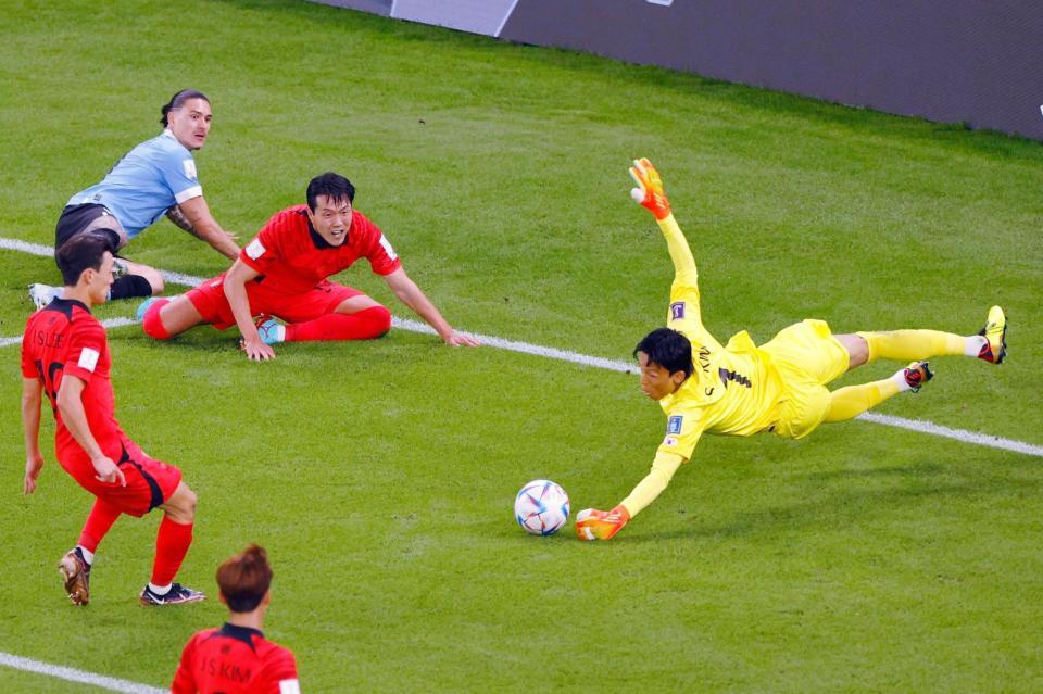 　後半、ゴールを守る韓国のＧＫ金承奎（共同）
