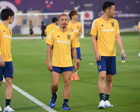 　調整する長友佑都（撮影・金田祐二）