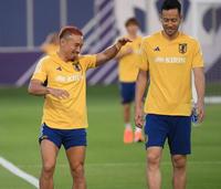 　吉田麻也（右）と笑顔の長友佑都（撮影・金田祐二）