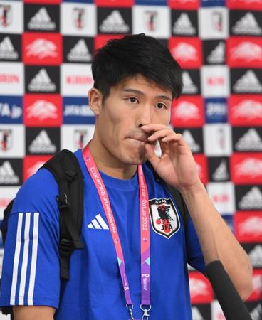 　取材を受ける冨安健洋（撮影・金田祐二）