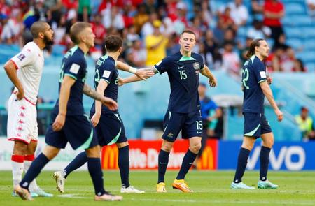 　前半、先制ゴールを決め、タッチを交わすオーストラリアのデューク（右から２人目）＝共同