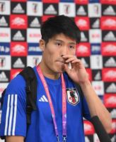 　取材を受ける冨安健洋（撮影・金田祐二）