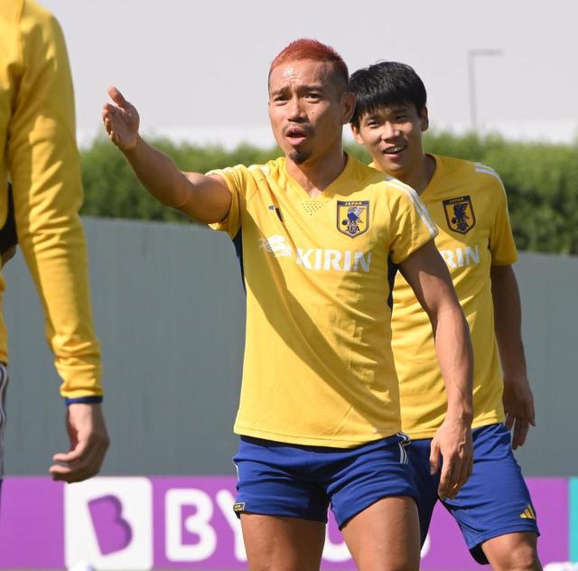 長友佑都 赤髪の理由は 日の丸 と 情熱 妻 愛梨も 赤髪 で 気持ちは一つ サッカーｗ杯 サッカーｗ杯 デイリースポーツ Online