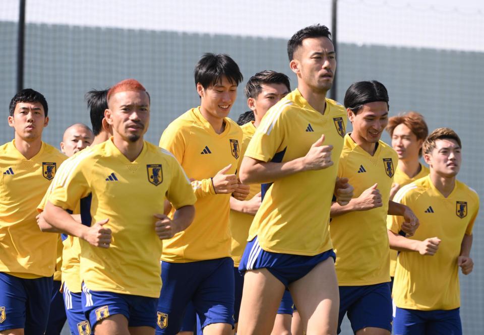 　ランニングの先頭で気合の入った表情の吉田麻也（撮影・金田祐二）