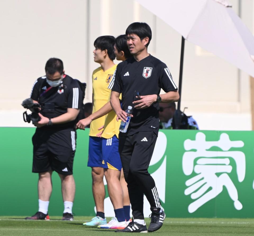 　練習を見る森保監督（撮影・金田祐二）