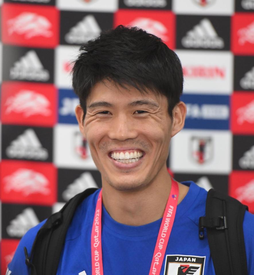 　笑顔で取材を受ける冨安健洋（撮影・金田祐二）