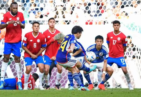 　後半、ＦＫを放つ相馬（手前）＝共同