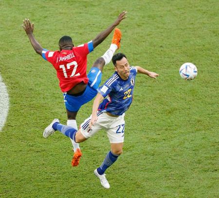 　後半、キャンベル（左）と競り合う吉田（共同）