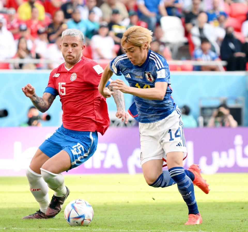 　２７日のコスタリカ戦、ドリブルで攻め込む伊東（撮影・金田祐二）