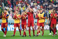 　ドイツと引き分け、サポーターの声援に応えるブスケツ（５）らスペインイレブン＝２７日、アルホル（共同）