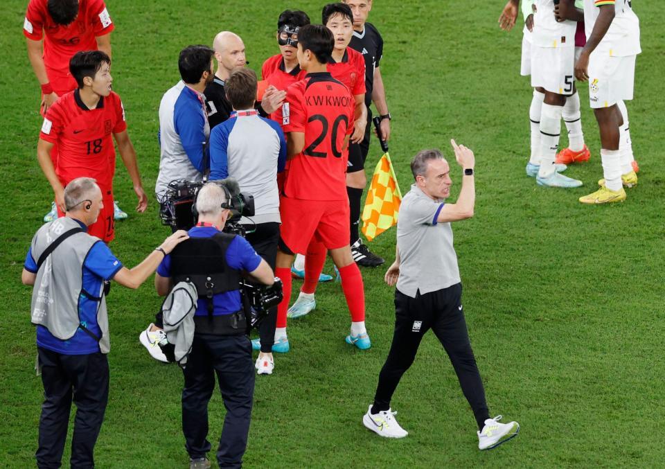 　ガーナ戦の試合終了直後、抗議する韓国のベント監督（右下）。レッドカードが出された（共同）