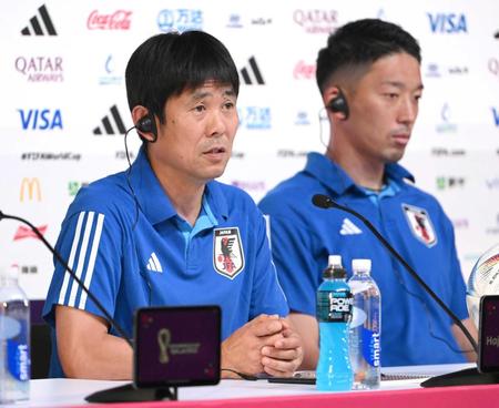 　スペイン戦の前日会見に臨む森保監督と権田（撮影・金田祐二）