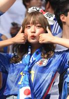 キュートなポーズを見せる日本のサポーター（撮影・金田祐二）