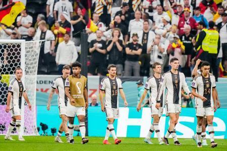 　１次リーグ敗退が決まり、引き揚げるドイツの選手たち＝アルホル（ＡＰ＝共同）