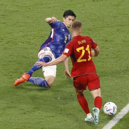 　Ｗ杯スペイン戦でスライディングタックルする谷口（左）＝１日、ドーハ