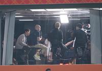 　解説するイニエスタと本田圭佑（撮影・金田祐二）