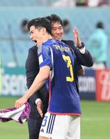 　勝利を喜ぶ森保監督と谷口彰悟（撮影・金田祐二）