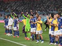 　スタンドに祝福に応える日本（撮影・金田祐二）