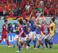 　勝利に吉田麻也の下に集まる日本イレブン（撮影・金田祐二）