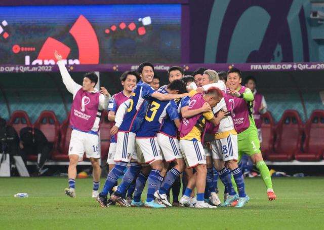 大興奮の本田圭佑 声震わせ ありがとう アディショナルタイム表示には な ７分 サッカーｗ杯 デイリースポーツ Online