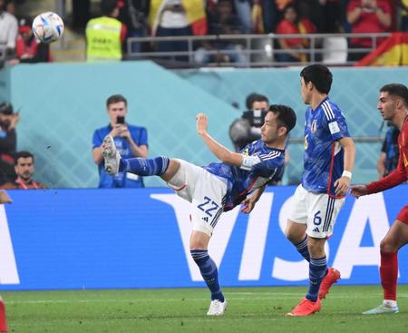 　後半、クリアする吉田