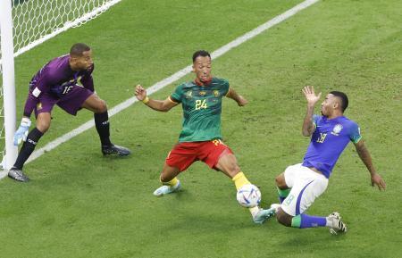 　カメルーン-ブラジル　前半、ゴール前で競り合うブラジルのガブリエルジェズス（右）とカメルーンのエボス。ＧＫエパシ＝ルサイル（共同）