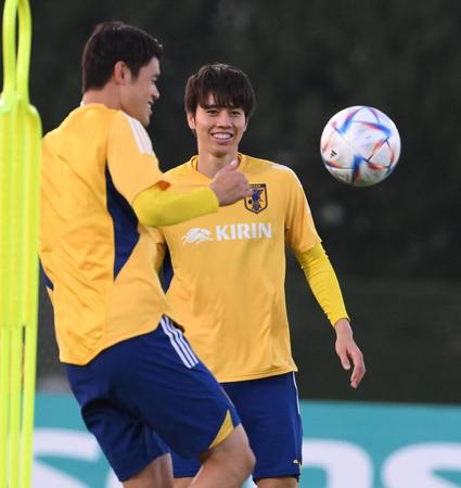 　酒井宏樹と笑顔で調整する田中碧（撮影・金田祐二）