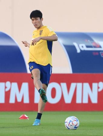 　調整する冨安健洋（撮影・金田祐二）