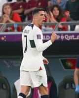 　後半、交代時、怒りをあらわにしてピッチを出るポルトガルのクリスティアノ・ロナウド（撮影・金田祐二）