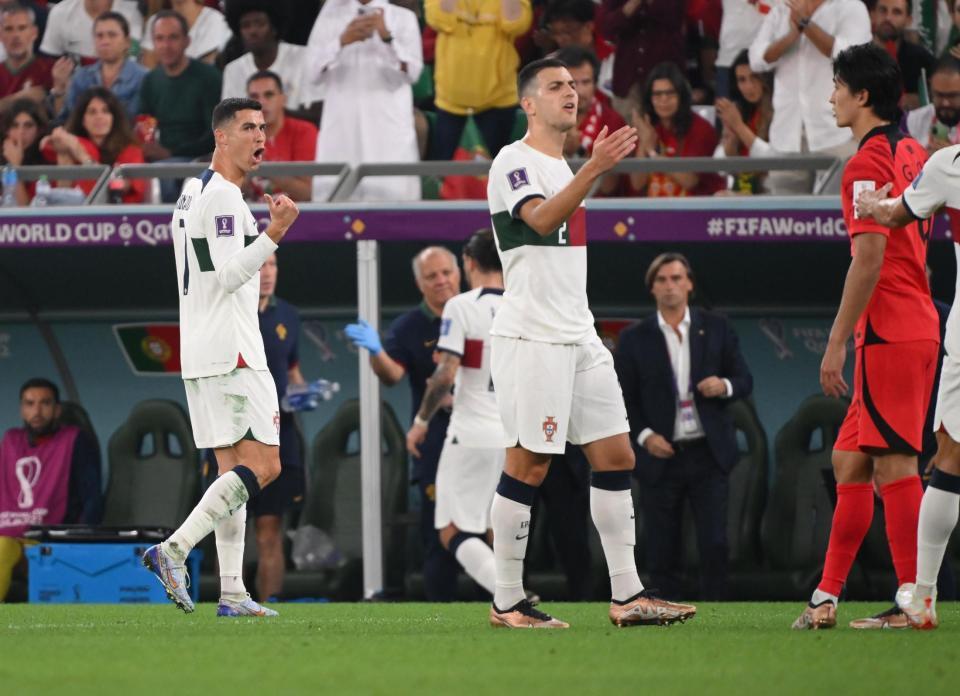 　後半、交代時、怒りをあらわにしてピッチを出るポルトガルのクリスティアノ・ロナウド（撮影・金田祐二）