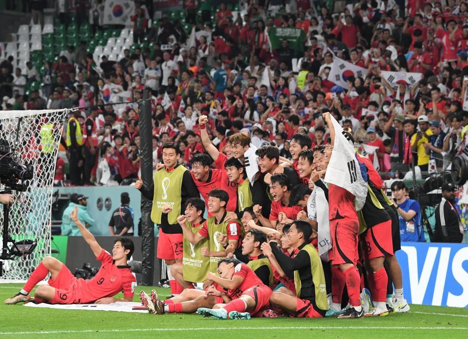 　勝利を喜ぶ韓国イレブン。（９）がチョ・ギュソン（撮影・金田祐二）