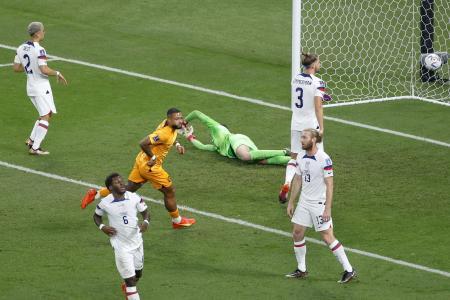 　オランダ-米国　前半、先制ゴールを決め、駆け出すオランダのデパイ（中央左）。ＧＫターナー＝ドーハ（共同）