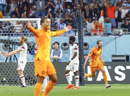 　オランダ-米国　前半、チーム２点目のゴールを決め駆け出すオランダのブリント（右端）＝ドーハ（共同）
