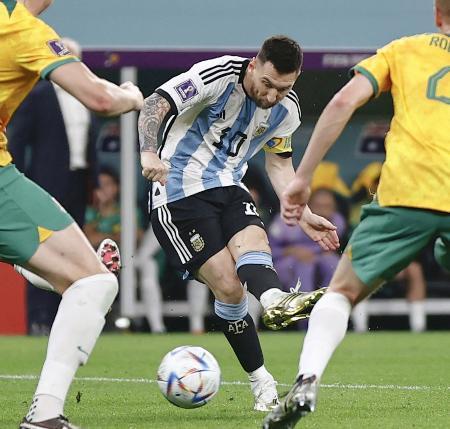 　アルゼンチン-オーストラリア　前半、先制ゴールを決めるアルゼンチンのメッシ＝アルラヤン（共同）