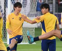 　仲良く調整する田中碧と三笘薫（撮影・金田祐二）