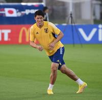 　調整する酒井宏樹（撮影・金田祐二）