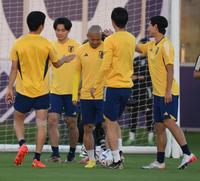 　いじられる前田大然（撮影・金田祐二）