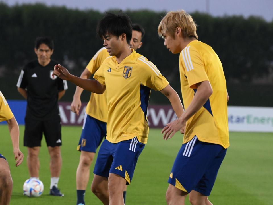 　調整する三笘薫（撮影・金田祐二）