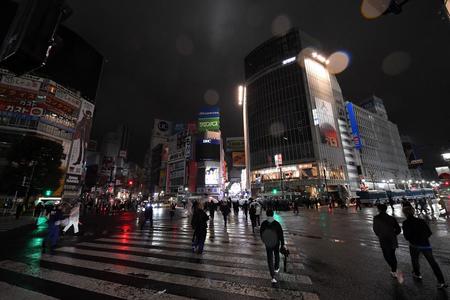 雨が降る深夜の東京・渋谷