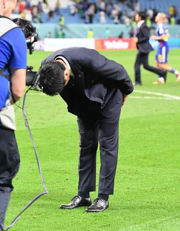 　頭を下げる森保監督（撮影・金田祐二）