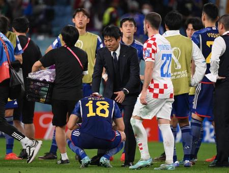 　イレブンをねぎらう森保一監督（撮影・金田祐二）