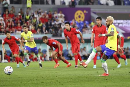 　前半、チーム２点目となるＰＫを決めるブラジルのネイマール（右端）＝ドーハ（提供・ゲッティ＝共同）